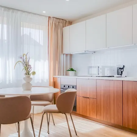 Sunny With Balcony 2 King Beds Center By Gravity Apartment Prag