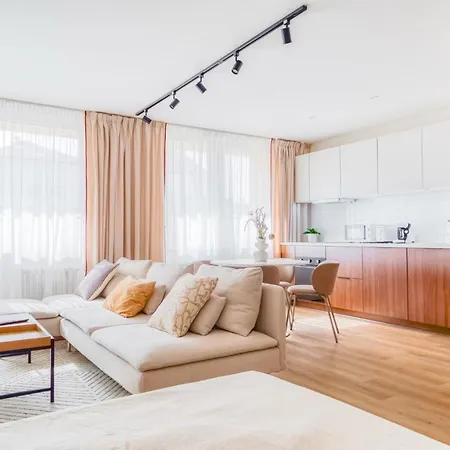 Sunny With Balcony 2 King Beds Center By Gravity Prag