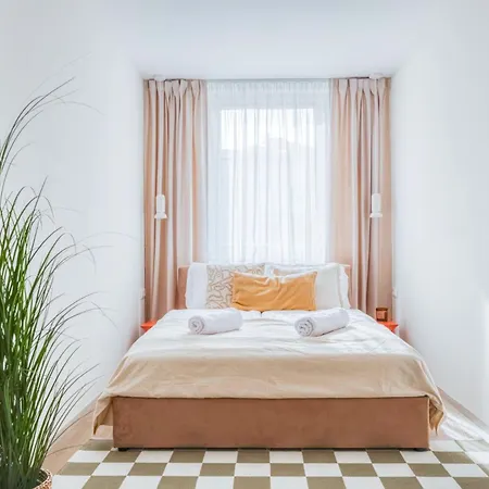 Apartment Sunny With Balcony 2 King Beds Center By Gravity Prag