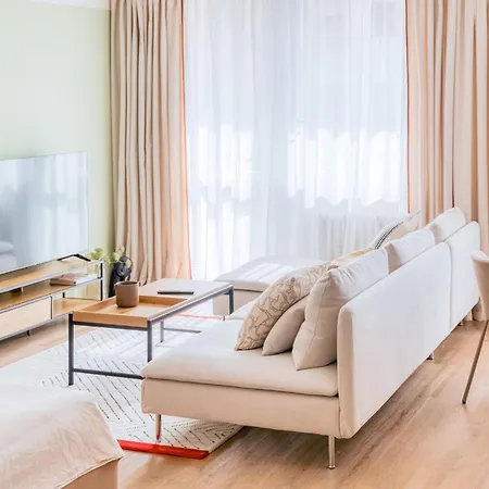 Sunny With Balcony 2 King Beds Center By Gravity * Prag