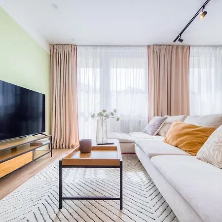 Sunny With Balcony 2 King Beds Center By Gravity Apartment Prag