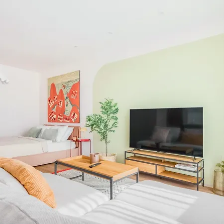 Sunny With Balcony 2 King Beds Center By Gravity Prag